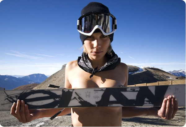 Mirjam Jaeger topless chez Elan...