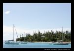 une plage � partager entre les occupants de 4 bateaux... drame de la surpopulation touristique.