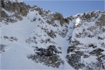La face de Pramecou, avec les deux entr�es possibles marqu�es par les oriflammes : zone ouverte � gauche (avec deux coul�es) ou le couloir de droite (photo : G.D.).