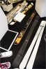 En noir et blanc, les skis carbone. Derri�re, le pro-model FSBC Teddy Bear.