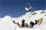 Kevin Gury, un local qui envoit fort : backflip, front et back sur les trois bosses de dirt.
