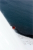 Vision plut�t rare chez nous : rider de la neige avec la mer en fond.