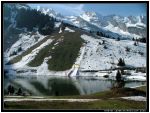 Vue sur le site, sur les berges du lac des confins