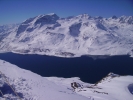 Lac à la station de Val Cenis, avec un pur ciel bleu