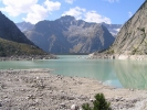 Le paysage minéral qui entourne le lac est superbe
