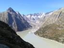 Prolongeant le Grimselsee, l'Unteraargletscher et le Lauteraarhorn, 4042m