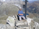 En arrière-plan de part et d'autre du Totesee (le lac situé au sommet du col du Grimsel), le glacier du Rhône et la route du col de la Furka