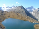 Toujours depuis le Sidelhorn, vue plongeante sur l'Oberaarsee, avec de gauche à droite l'Oberaargletscher, l'Oberaarhorn, le Finsteraarhorn, le Zinggenstock (moyen plan), et le duo Lauteraarhorn-Schreckhorn
