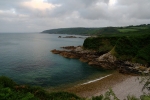 Petite plage de gallets isolée dans la baie (près des ruines de la Cotentine)