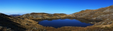 panoramique sur un petit lac en dessous des cretes du brouffier