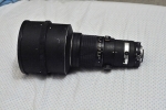 Le 300 mm avec le filtre dessus (partie blanche). On voit la molette qui permet de le faire tourner de l'extérieur