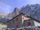 refuge qui est  au sommet et dérrière on peu voir la chaine des aravis