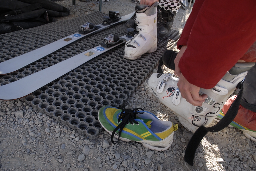 Changement de pompes au pit-stop Unic.