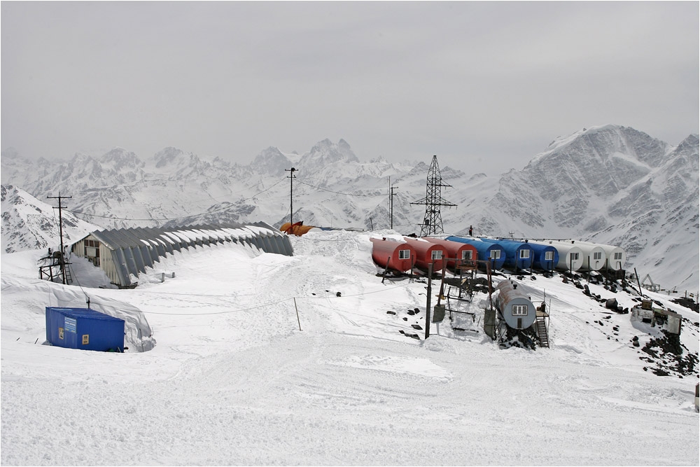 Gara-Bashi, le refuge au-dessus de l'arriv&eacute;e du t&eacute;l&eacute;ph&eacute;rique de l'Elbrus. Il y a un resto et les chambres sont dans les tonneaux.