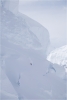 Chris Davenport trouve une ligne entre crevasses et sérac vers le camp de base à 3350m.