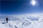 A 100m du sommet, Clark profite de la vue : la lune couverte de neige.