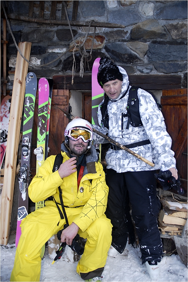 Sam et R&eacute;gis avec la nouvelle gamme. R&eacute;gis n'oublie pas qu'il a appris &agrave; manier la hache avant le ski.
