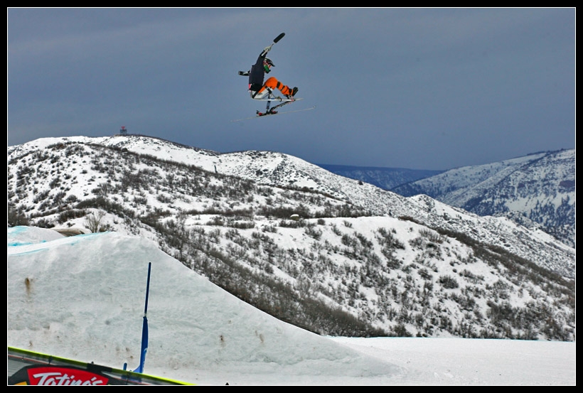 Respect, Kees van der Klooster, vainqueur du monoski X s'envole sur le saut final du skicross