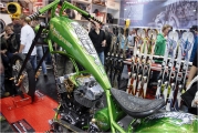 Les skis sentent le gasoil sur le stand K2