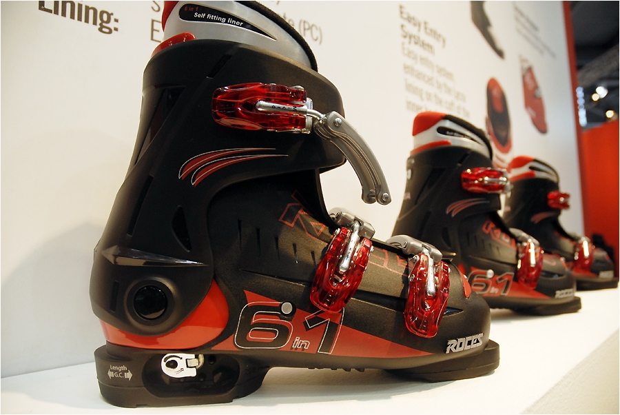 La chaussure Roces grandit en m&ecirc;me temps que le petit skieur.