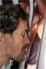 Hervé, notre homme vidéo, teste la qualité du top sheet.