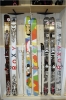 A droite, le Broomstix, premier ski 100% Roxy.