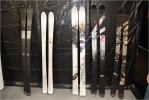 Une partie de la gamme Hammer (l'embout métal au talon d'un des skis est provisoire).
