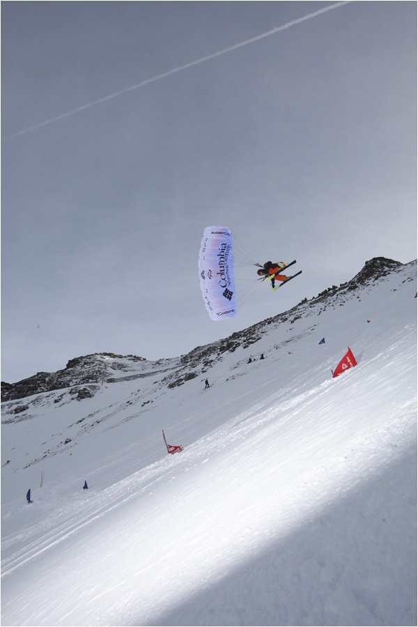 La r&egrave;gle principale du speed cross : toucher les skis &agrave; chaque porte (&copy;Dom Daher/Speed Flying Pro).
