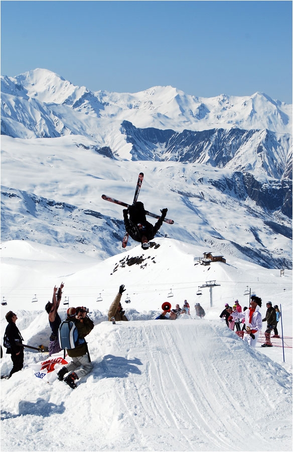 Backflip cross sur les bosses de dirt du Full Metal Contest, chez lui aux Menuires.