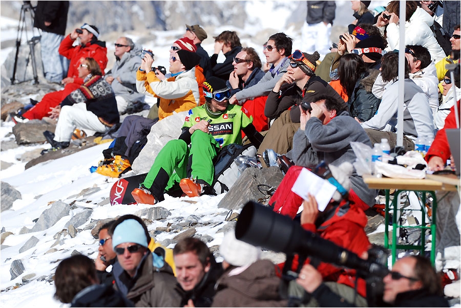 Yeux et objectifs tourn&eacute;s vers la face de Pramecou (photo : David Carlier/freerideworldtour.com)