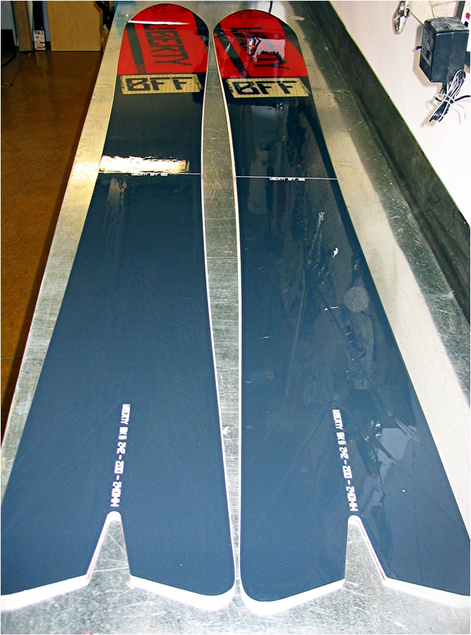 Le BFF re&ccedil;oit l'Oscar du ski le plus fat de l'ISPO avec 242/200/240 mm de mensurations...