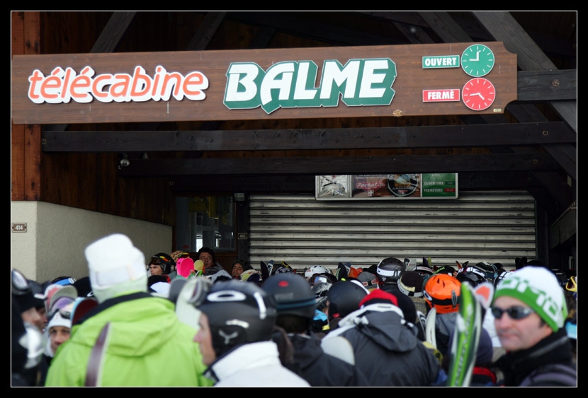 les affam&eacute;s attendent l'ouverture de la superette