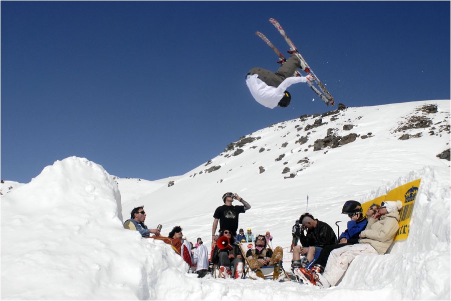 Kevin Gury, un local qui envoit fort : backflip, front et back sur les trois bosses de dirt.