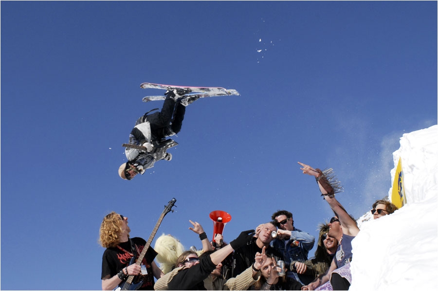 Fab en backflip-to-guitar.