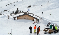 Andy Collet ride la cabane