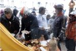 Tajine de midi : Nicolas Anthonioz est en t-shirt blanc et Cédric Pugin en veste orange.
