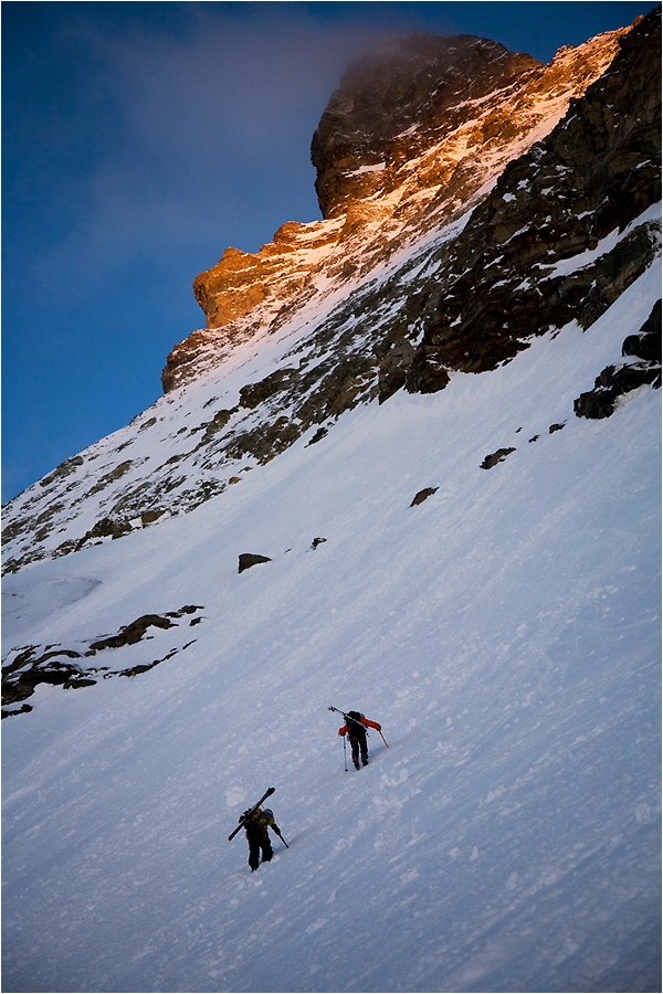Le soleil &eacute;claire le bas du Cervin.