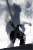 Henrik Honken Hedvall marche pour atteindre un run à Serre-Chevalier. J'ai vu son ombre dans le vent qui soufflait. Je lui ai demandé de remonter plusieurs fois pour la photo.