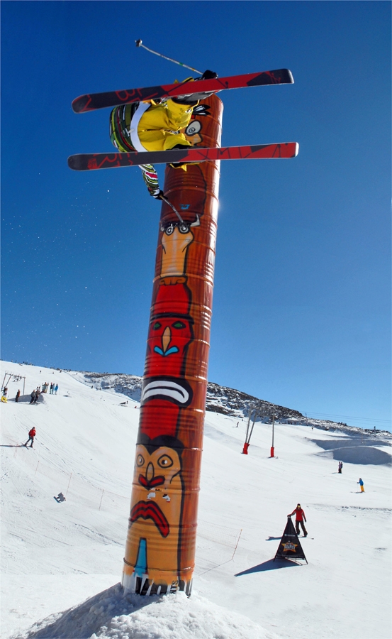 Lao Chazelas chatouille le totem (photo : Lucile Vidaud).