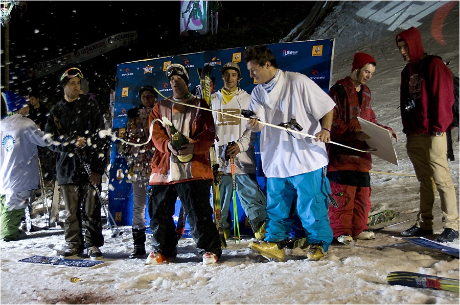 Sabrage de champagne au ski.