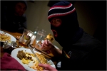 Eric Pollard mange de la bouffe pour chien. Yeah, really !