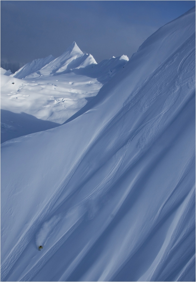 Seth Morrison sur une pente typique d'Alaska, avec un style typique aussi.
