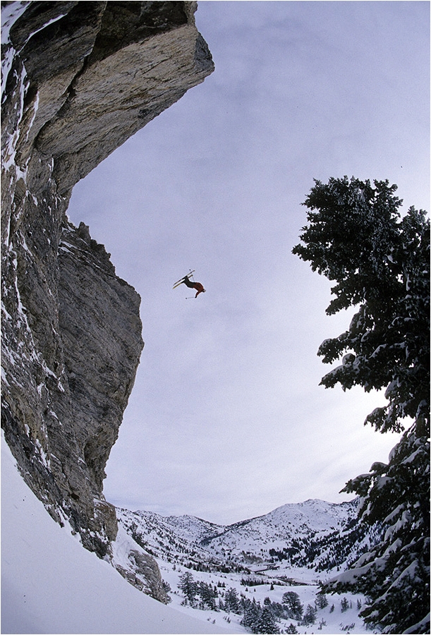 Julian en pac man air, sur une falaise de Wasatch Backcountry, Utah qu'il a saut&eacute; une vingtaine de fois.
