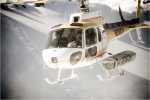 On voit bien JP Auclair sur le siège du passager, entre train de donner des indications à Al, notre pilote. Je suis sur la pente quand ils passent près de moi, JP remontait pour son deuxième run à Haines, Alaska.  