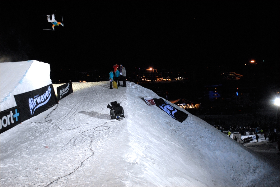 Xavier Bertoni en front flip hors-comp&eacute;tition.