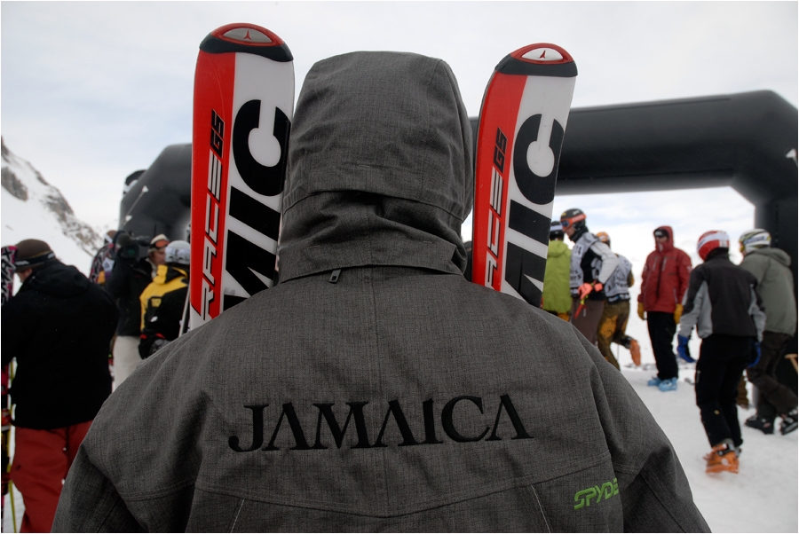 Le technicien de l'&eacute;quipe de Jama&iuml;que qui ne compte qu'un seul coureur (de nationalit&eacute; am&eacute;ricaine).