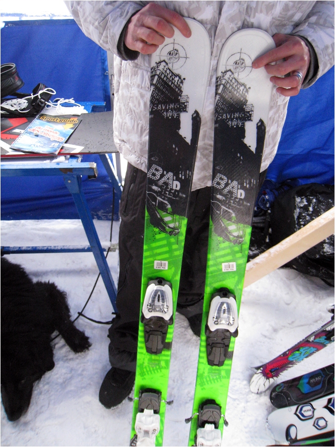K2 : Bad seed, un ski junior (qu'un adulte peut rider aussi) avec 85 mm au patin. 