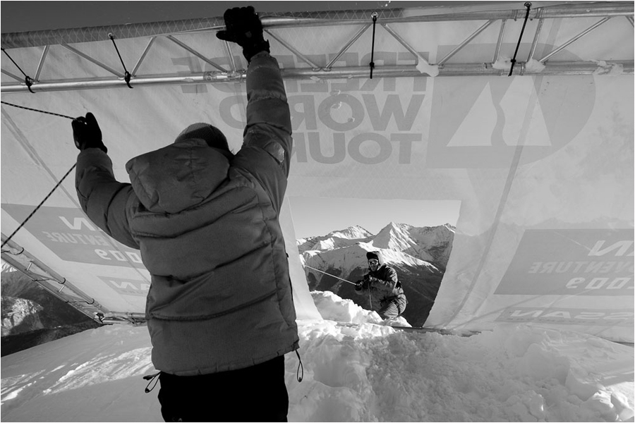Dernier pr&eacute;paratif avant l'heure H. Stephane Dan, guide chamoniard, hisse la porte de d&eacute;part. 