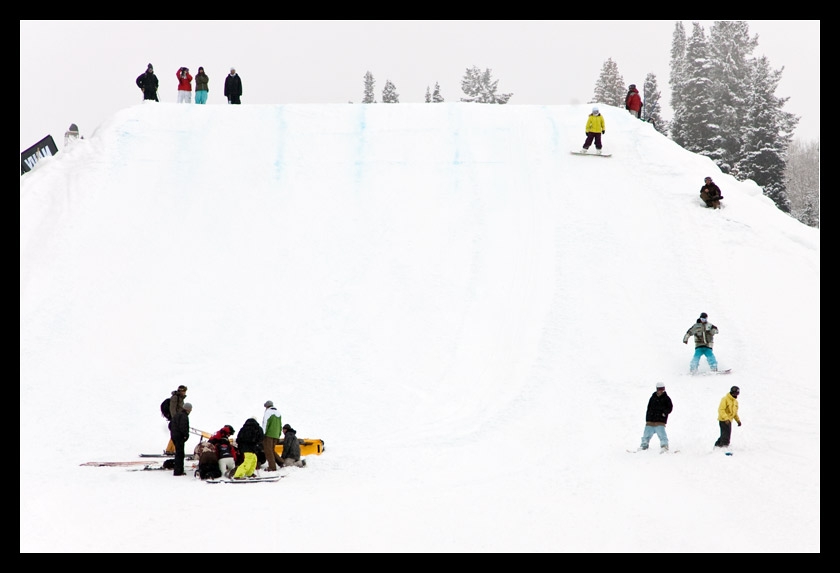 les pisteurs portent assistance &agrave; Sarah Burke apr&egrave;s son crash