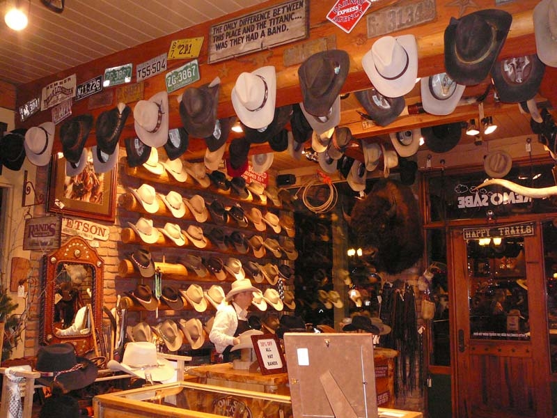 ... ses chapeaux de cowboys &agrave; perte de vue